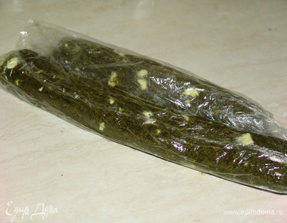 Полученную массу скатываем в колбаску, оборачиваем в пищевую пленку. Важно хорошо утрамбовать тесто, чтобы в готовом печенье не образовывались щели. Кладем в морозильную камеру до завтра. 