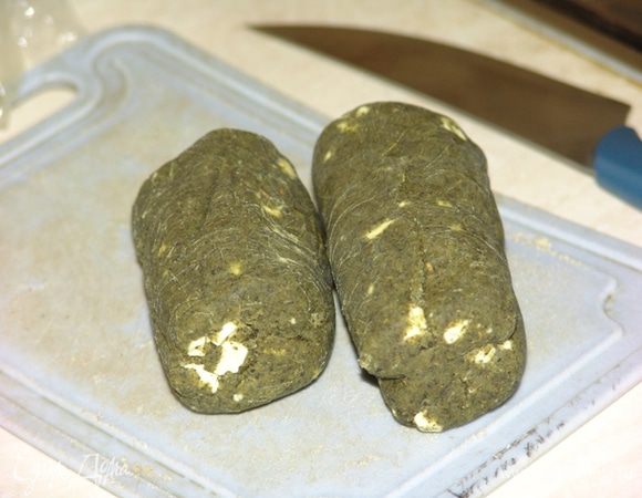 На следующий день достаем колбаски, разворачиваем и нарезаем очень острым ножом на печенья 5-7мм толщиной. Выпекаем в разогретой до 150 градусов духовке в течение 20-25 минут. 