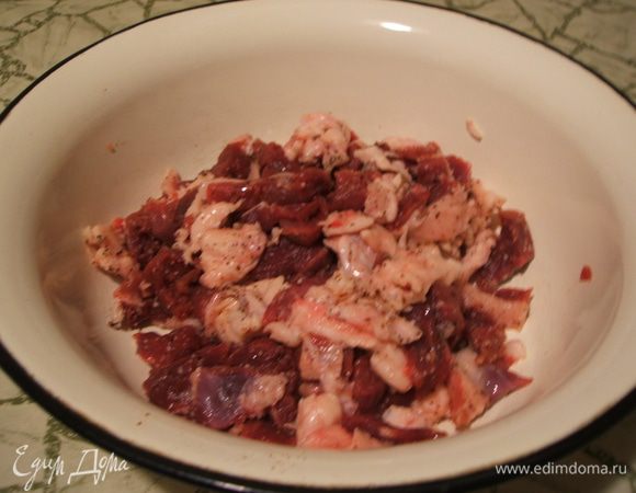 Мясо нарежьте на небольшие кусочки. Я предпочитаю солить и перчить мясо сразу, так как оно впитывает в себя во время приготовления ароматы специй и соль. Попробуйте, я думаю, вам понравится такой вариант. Мясо я обжариваю в казане на среднем огне с добавлением растительного масла под закрытой крышкой. Вначале там образуется жидкость (сок), в результате чего мясо сначала тушится, а затем, когда сок испарится, оно жарится.