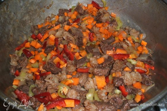 Пока мясо жарится, подготавливаем овощи - лук , моркови, болгарский перец моем, чистим и нарезаем мелкими кусочками , т.е. кубиками. Болгарский перчик, можно покрупней. и постепенно добавляем в казан, где уже поджарилось мясо, Вначале лук, обжарили 2-3- мин, затем морковь, и перец.