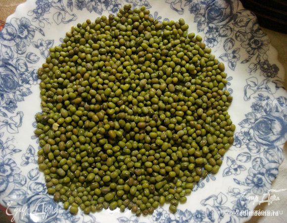 Пока мясо с овощами тушится, в отдельную кастрюлю влейте воду и положите промытый маш, отправьте вариться. Когда маш будет почти готов, посолите воду. Маш долго варится, поэтому его можно сначала поставить варить, а потом приступать к приготовлению мяса и овощей. Это зависит от вас.