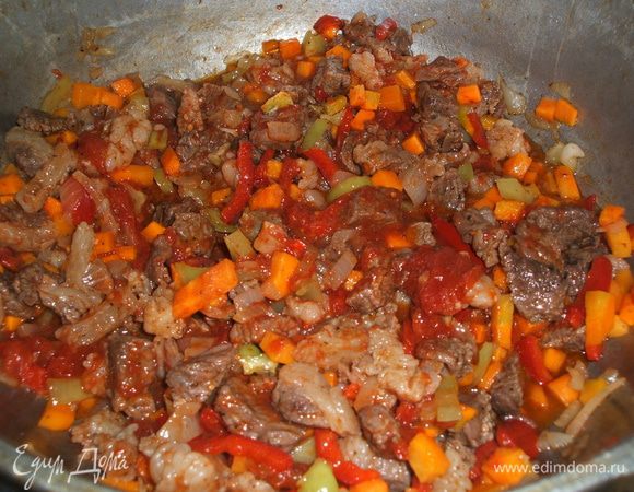 Когда овощи немного потушились, добавьте помидоры или томатную пасту (2 ч. л.), при этом я добавляю еще немного соли, щепотку сахара и специи. Все перемешайте и потушите еще минут 5–7.