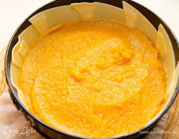 3.	В пюре из тыквы добавляем  соль, перец, мускатный орех, семена аниса, кардамон (специи буквально на кончике ножа, нам нужен только легкая пикантная нотка) и оставшееся после смазывания листов лазаньи яйцо. Все хорошо перемешиваем и выкладываем на дно основы. 