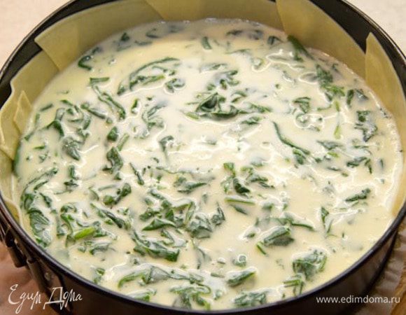 4. Шпинат моем, режем и припускаем на сливочном масле в течении 1 минуты. В миске смешиваем 200 г кефира, 1 яйцо, шпинат, соль, перец. Аккуратно выкладываем на слой тыквенного пюре, стараясь, чтоб слои не перемешались.