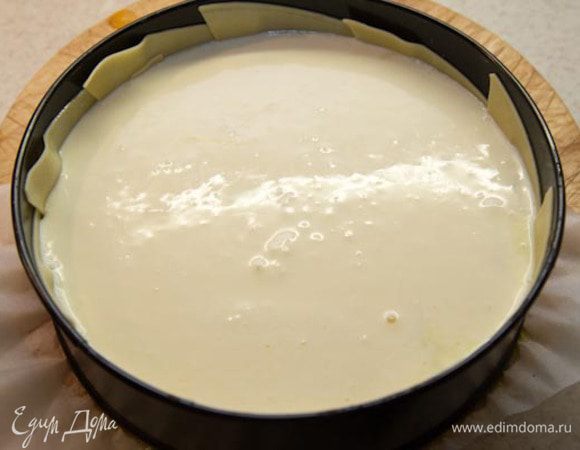 5. Для последнего слоя в миске смешиваем 100 г кефира, 1 яйцо, рикотту, соль, перец. Аккуратно выкладываем поверх слоя со шпинатом.