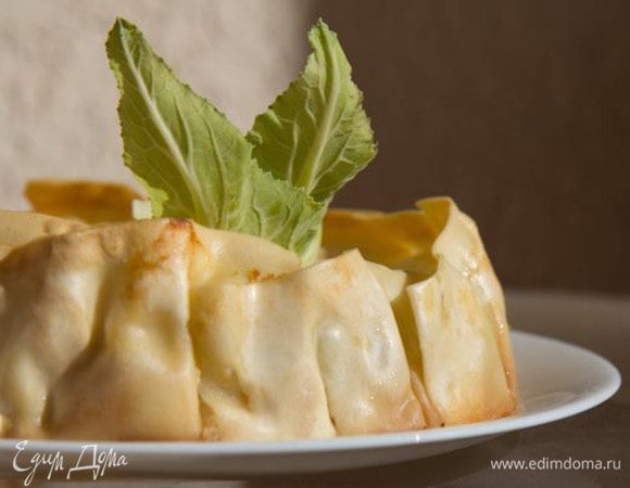 6. Оправляем нашу лазанью в предварительно разогретую до 160 градусов духовку минут на 30-40. Вынимаем, даем остыть, нарезаем и кушаем приправляем блюдо соусом песто.