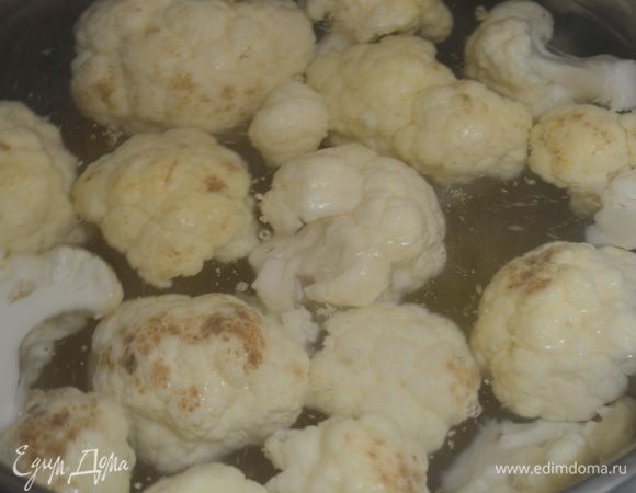 В кипящую подсоленную воду кинуть пасту и капусту одновременно, варить 5 минут.