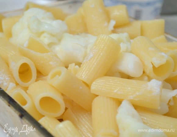 Затем слить воду, оставив 1 стакан, а пасту с капустой переложить в форму для выпечки.