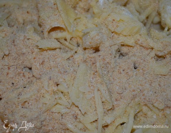 Посыпаем все второй горстью сыра и сухарями. Запекаем при 180 градусах еще 30 минут.