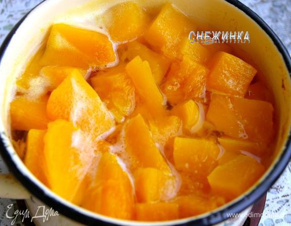 Тыкву очищаем от кожуры, нарезаем крупным кубиком. Отвариваем в подсоленной воде до мягкости, где-то 10 минут.