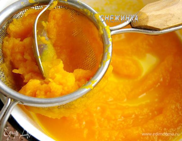 Сцеживаем жидкость, тыкву пюрируем, протерев через сито.
