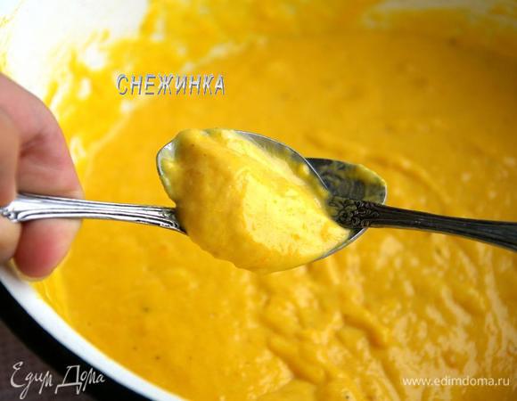 В большой кастрюле кипятим воду, подсаливаем. Ньокки формируем с помощью двух чайных ложек. Набираем немного теста одной ложкой, с помощью другой ложки формируем округлые кусочки, которые отправляем в кипящую воду. Ложечки периодически опускаем в кипяток, чтобы тесто легче формировалось и не прилипало.