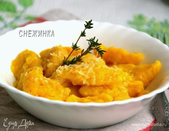 Варим ньокки до того момента, как они всплывут на поверхность воды. Вынимаем в небольшую глубокую тарелку, поливаем ароматизированным маслом и присыпаем тёртым пармезаном. Приятного аппетита!