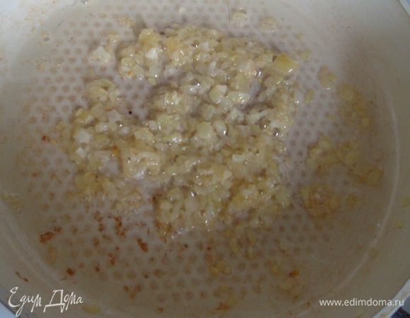 Обжарить ее на растительном масле до мягкости и прозрачности.