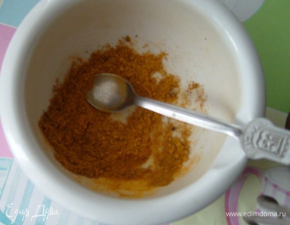 Смешать специи: кардамон и семена горчицы столочь в ступке, добавить готовую смесь карри, куркуму. Добавить к луку и обжарить в течение 1-2 мин.