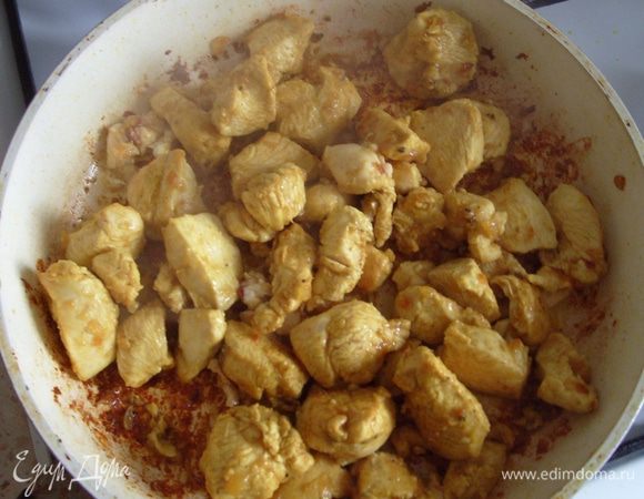 Куриную грудку вымыть, обсушить полотенцем, отделить филе от косточек. Нарезать филе небольшими кусочками и добавить в сковороду и жарить в течение 7-10 мин.