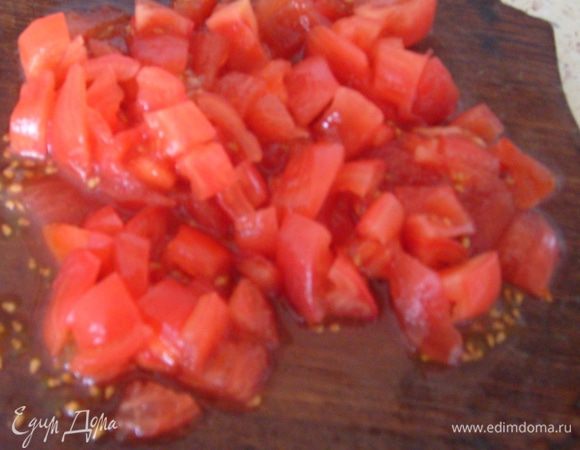 Добавить очищенные и порезанные кубиками помидор...