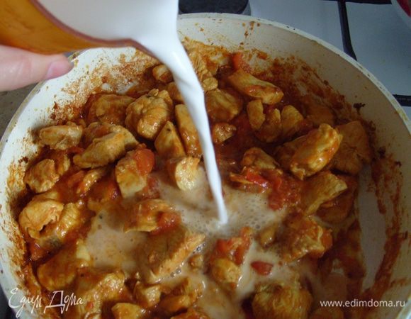 Залить курицу смешанными пополам сливками с водой. Тушить 10-15  мин. 