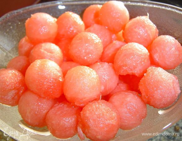 Мякоть арбуза очищаем от семечек и нарезаем кубиками (я сделала шарики с помощью ложки-нуазетки).
Фету нарезаем кубиками приблизительно такого же размера как и арбузные,