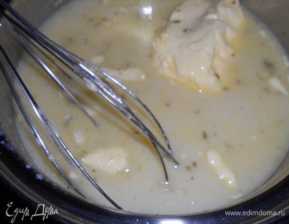 тем временем сварим карамель - все ингридиенты перемешать и поставить на плиту, как начнет кипеть - уменьшить огонь и варить на слабом огне около 30-35 мин. до легкого сливочного цвета