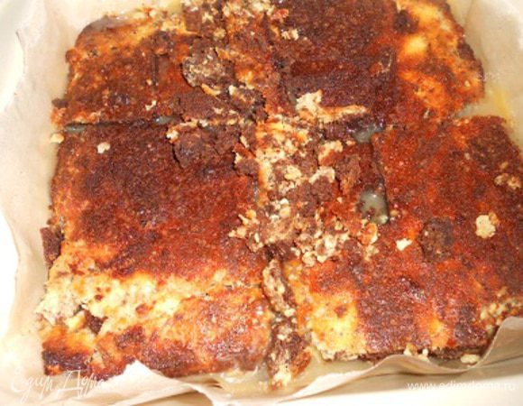 затем брауни порезать на кусочки и опустить в карамель