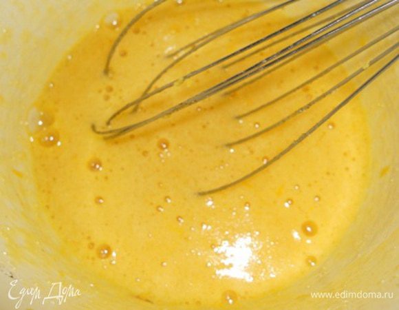 теперь делаем крем-брюле... Яйца растереть с сахаром и ванильным сахаром, добавить цедру и корицу,добавить муку,хорошо размешать и добавить молоко-перемешать, поставить на плиту и проварить до загустения постоянно помешивая, чтобы не пригорело...