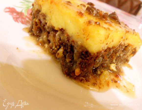 достаем из духовки, даем немного остыть прямо в форме минут 15, затем нарезаем на кусочки, кладем пирожные на блюдо, убираем бумагу для выпечки из формы, в форме останется еще карамель, этой карамелью полить сверху пирожные... Приятного чаепития....