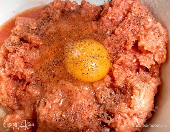 Посолить,поперчить,можно добавить остренького соуса чили.