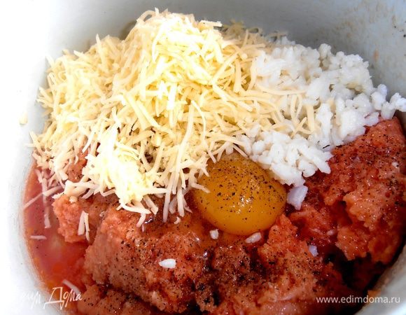 Натёртый сыр отправляем к фаршу.