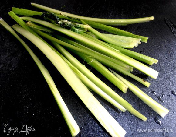 Парочку стеблей сельдерея нарезаем вдоль,потом крошим мелко.