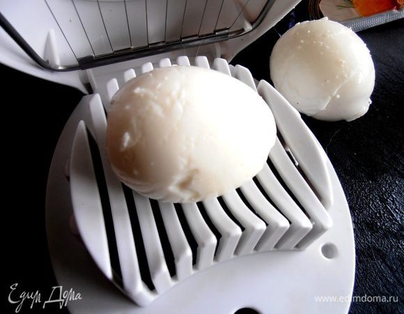 Яйца очень вкусны при запекании,поэтому отварим штучки три!