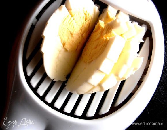 Нарезаем их на такой смешной яйцерезке-она всегда поднимает настроение на кухне!