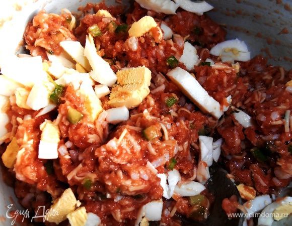 Отправляем яйца к фаршу.Тщательно перемешиваем!