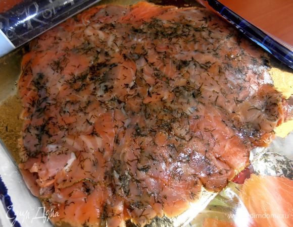 Открываем упаковку малосолёной рыбки(у меня она+с укропом!) и выбираем кусочки покрупнее...