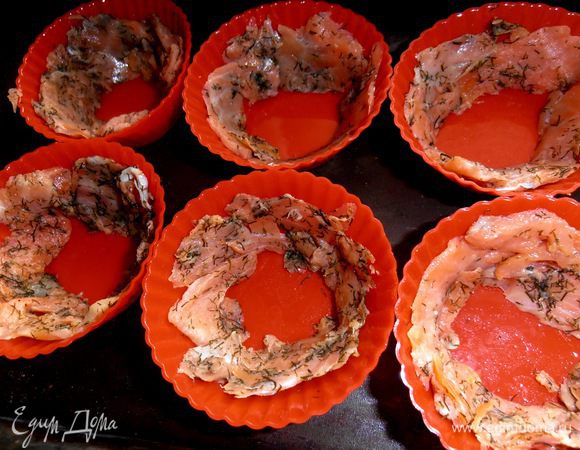 Выкладываем готовую рыбку по краям формочек для маффинов.