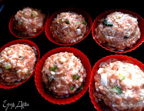 Аккуратно выкладываем фаршик,придавая форму маффинов)))