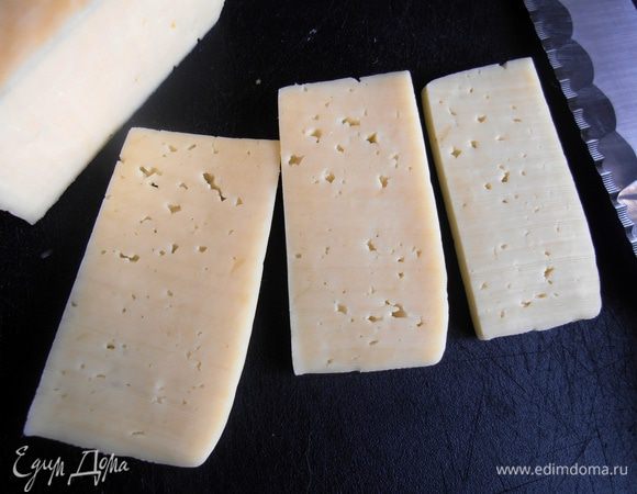 Так,вспомним теперь про три кусочка сыра!И поиграемся с формочками(они у меня не только в выпечке трудятся!)