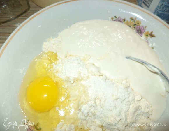 яйцо и сметану, можно любые кисломолочные,но тогда я в тесто добавляю хорошую ложку майонеза. и еще когда я еще жарила в духовке утку или курицу,я сливала жирок и его использовала для теста вместо масла - тесто получалось ну просто восхитительное!