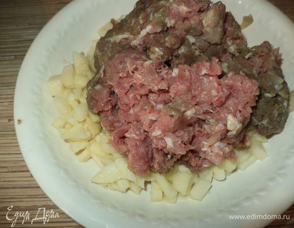 Очищенный картофель порезать мелкими кубиками и смешать с фаршем, я беру постный фарш, если любите  можете конечно же брать пожирнее! Лук я обычно сразу прокручиваю вместе с мясом,делю на шарики и потом пользуюсь,если у вас фарш без лука его нужно обязательно добавить,можно и мелко порезать!
