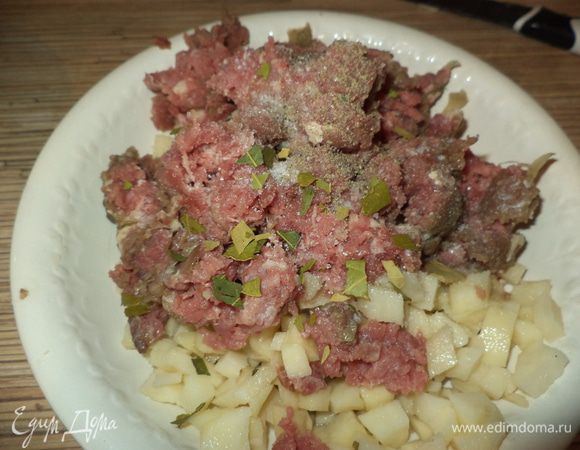 добавить соль,перец и мелко поломанный лавровый лист- это наверное главная приправа,больше сюда я ничего из специй не кладу, и перемешать