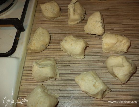 тесто разрезать на небольшие кусочки