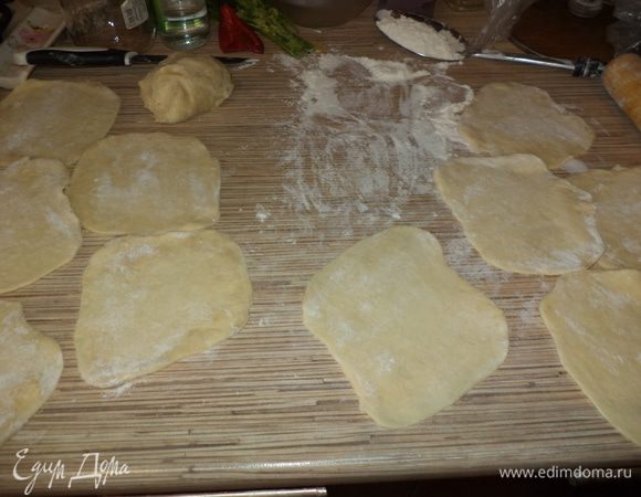 раскатать лепешечки сразу все средней  толщины ок. 3 мм