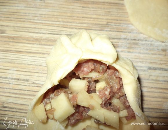 начинаем лепить делая складочки