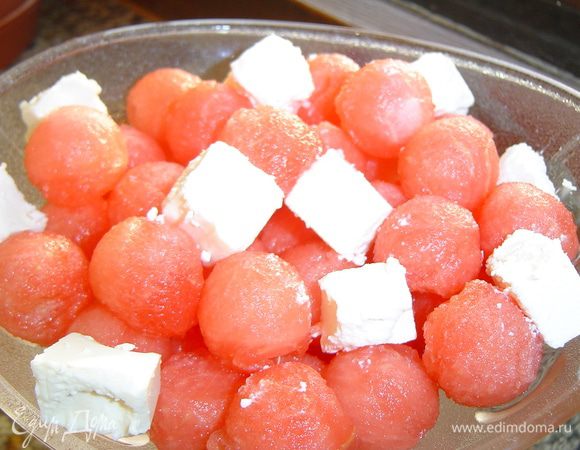 добавляем к арбузу. Листья мяты и базилика измельчаем и так же добавляем к арбузу, аккуратно перемешиваем.