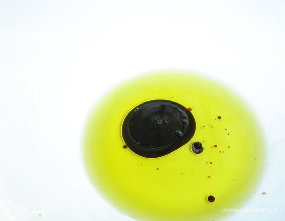 К оливковому маслу добавляем бальзамический уксус и тщательно перемешиваем до однородной массы.