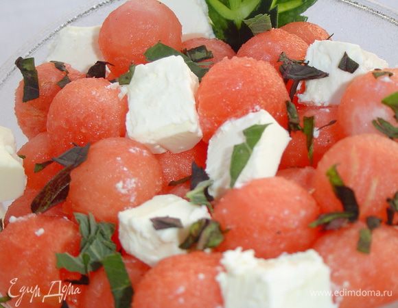 Наш арбузный салат поливаем заправкой из масла и бальзамического уксуса и убираем в холодильник на 20-30 минут.