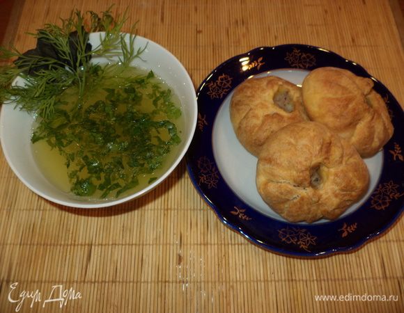 Дадим немного отдохнуть и можно звать домашних, хотя обычно звать не приходиться, все заходят на кухню и спрашивают: ну сколько им еще осталось печься? Кушают их традиционно с бульоном, но в нашей семье только я так кушаю, остальные любят со сметанкой, томатным соусом или хреновиной!