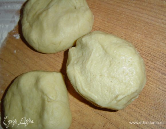 Тесто делим на 4 части