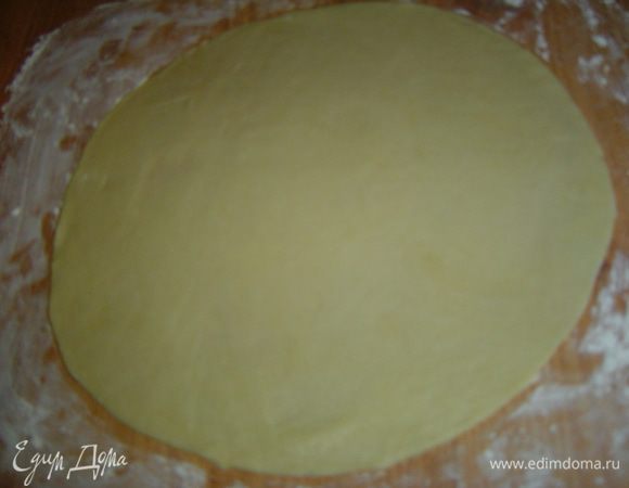 раскатываем круг толщиной 3 мм.