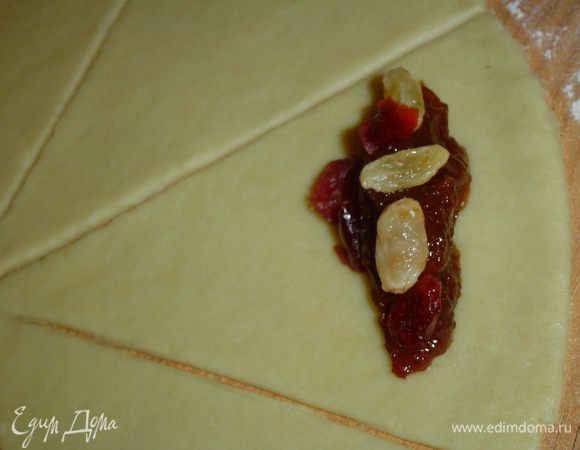 на каждый сегмент кладем повидло, изюм и вяленую вишню,